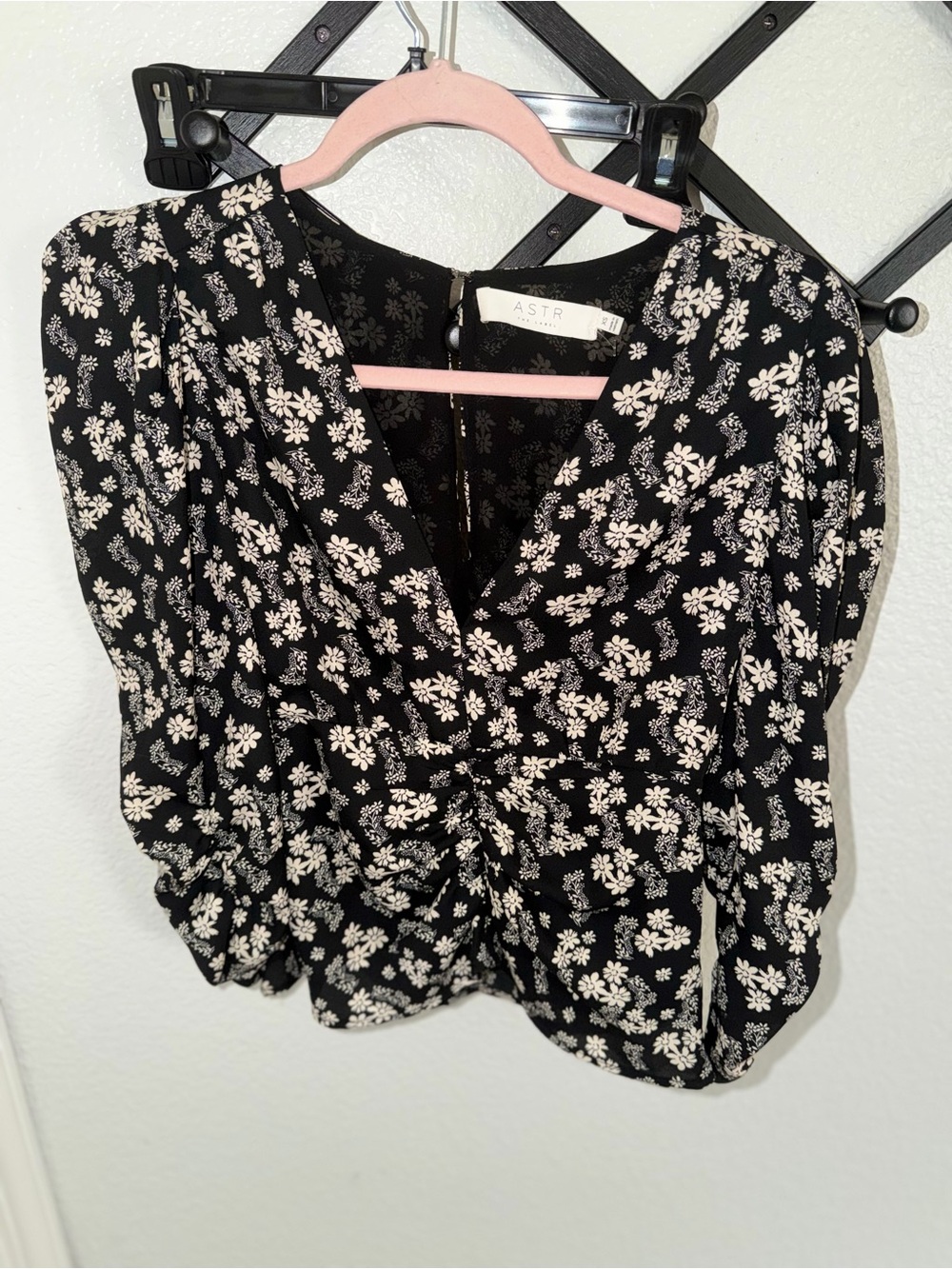 ASTR The Label Black Floral Ruched Peplum Blouse Long Sleeve V-Neck Women’s XS - Picture 2 of 4